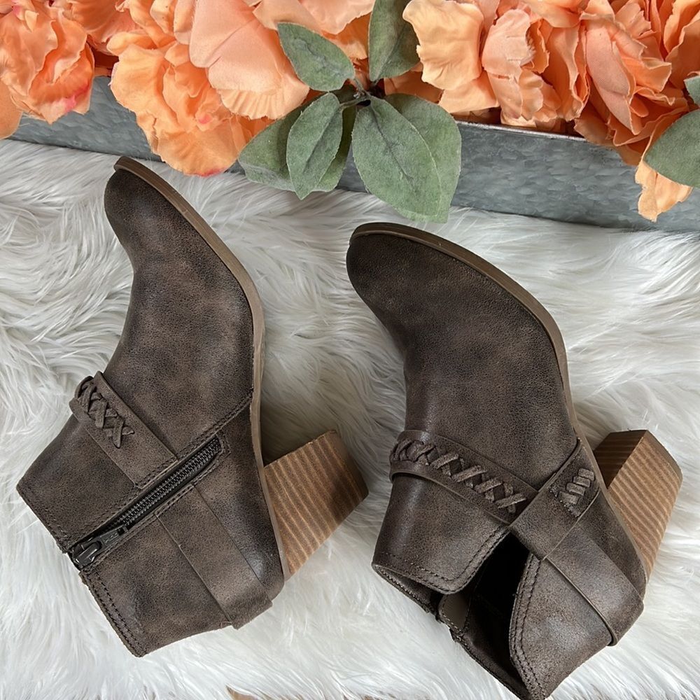 Report Carl Booties  - Picture 8 of 11